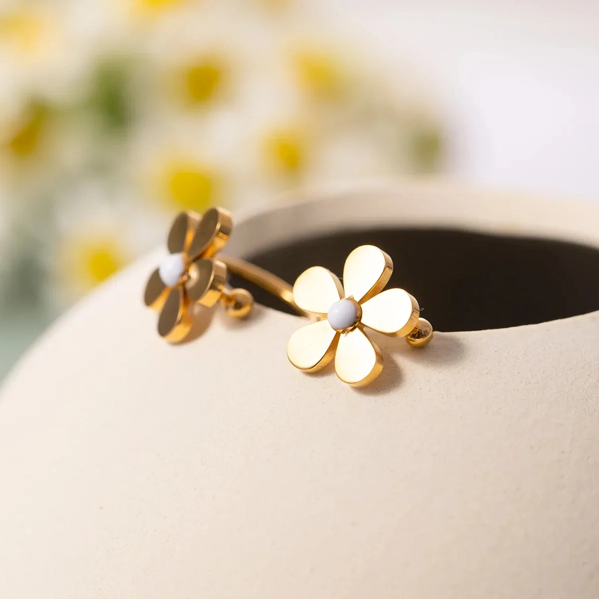 Minimalist Light Luxury White Drip Oil Five-Petal Flower Daisy Ear Clip