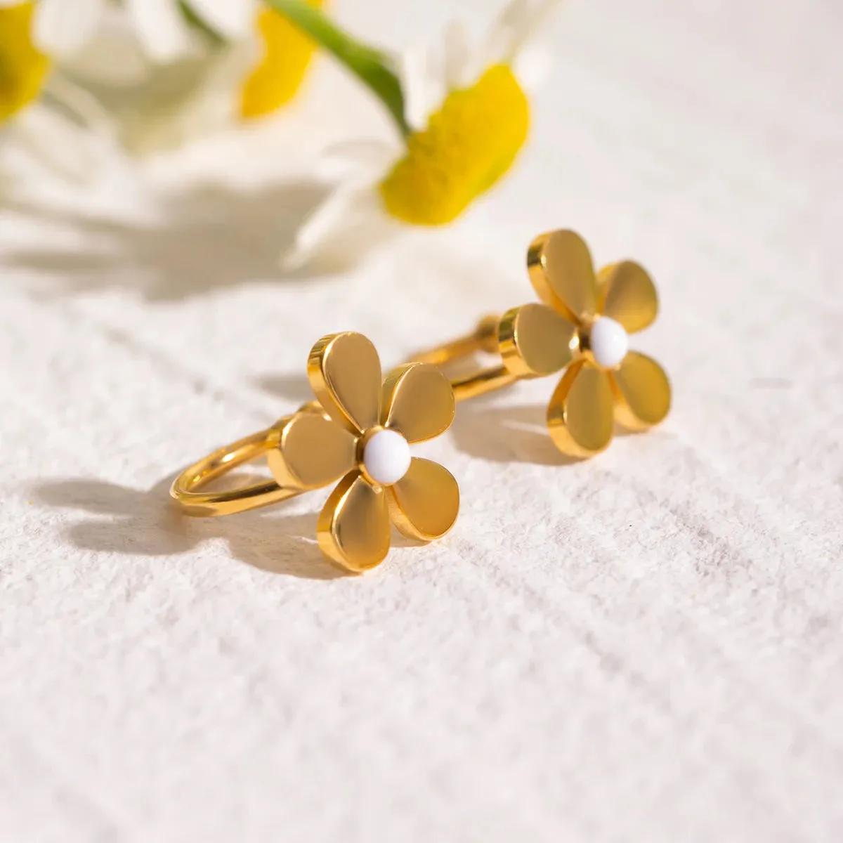 Minimalist Light Luxury White Drip Oil Five-Petal Flower Daisy Ear Clip