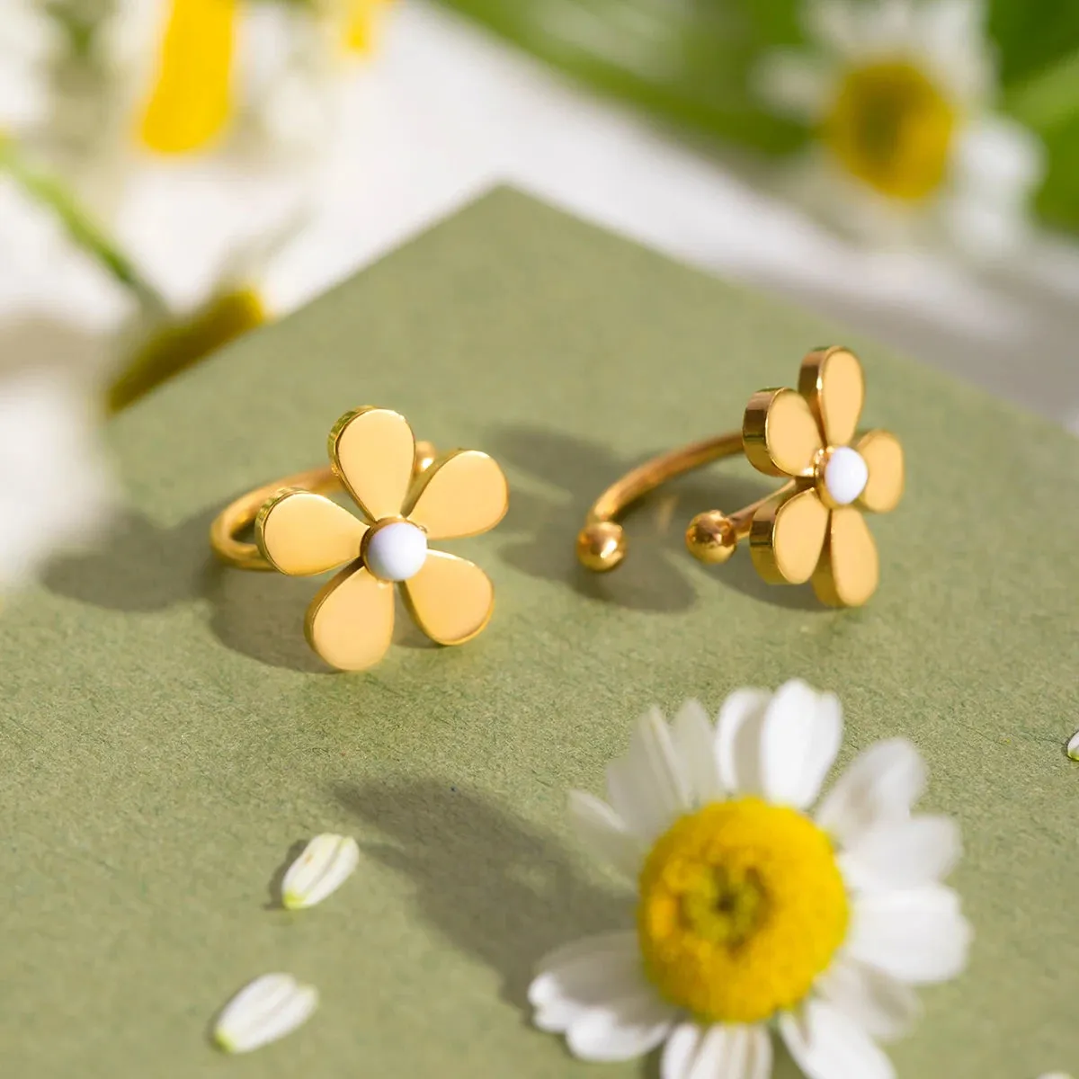 Minimalist Light Luxury White Drip Oil Five-Petal Flower Daisy Ear Clip